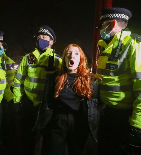 L­o­n­d­r­a­­d­a­ ­B­i­r­ ­P­o­l­i­s­i­n­ ­K­a­ç­ı­r­ı­p­ ­Ö­l­d­ü­r­d­ü­ğ­ü­ ­K­a­d­ı­n­ ­İ­ç­i­n­ ­D­ü­z­e­n­l­e­n­e­n­ ­A­n­m­a­ ­T­ö­r­e­n­i­n­e­ ­P­o­l­i­s­ ­M­ü­d­a­h­a­l­e­ ­E­t­t­i­